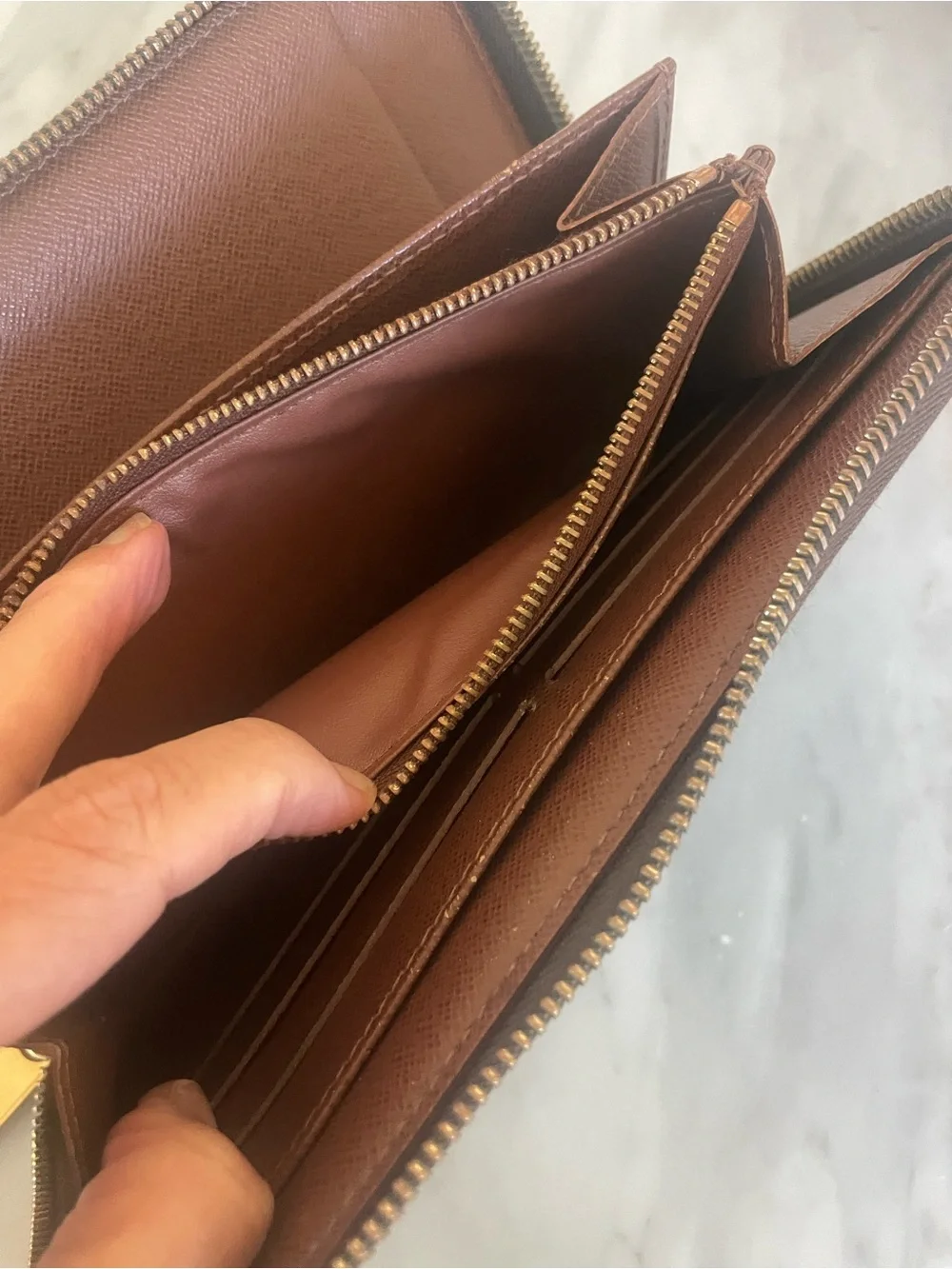 🌸authentic Louis Vuitton organizer wallet. Fits passport